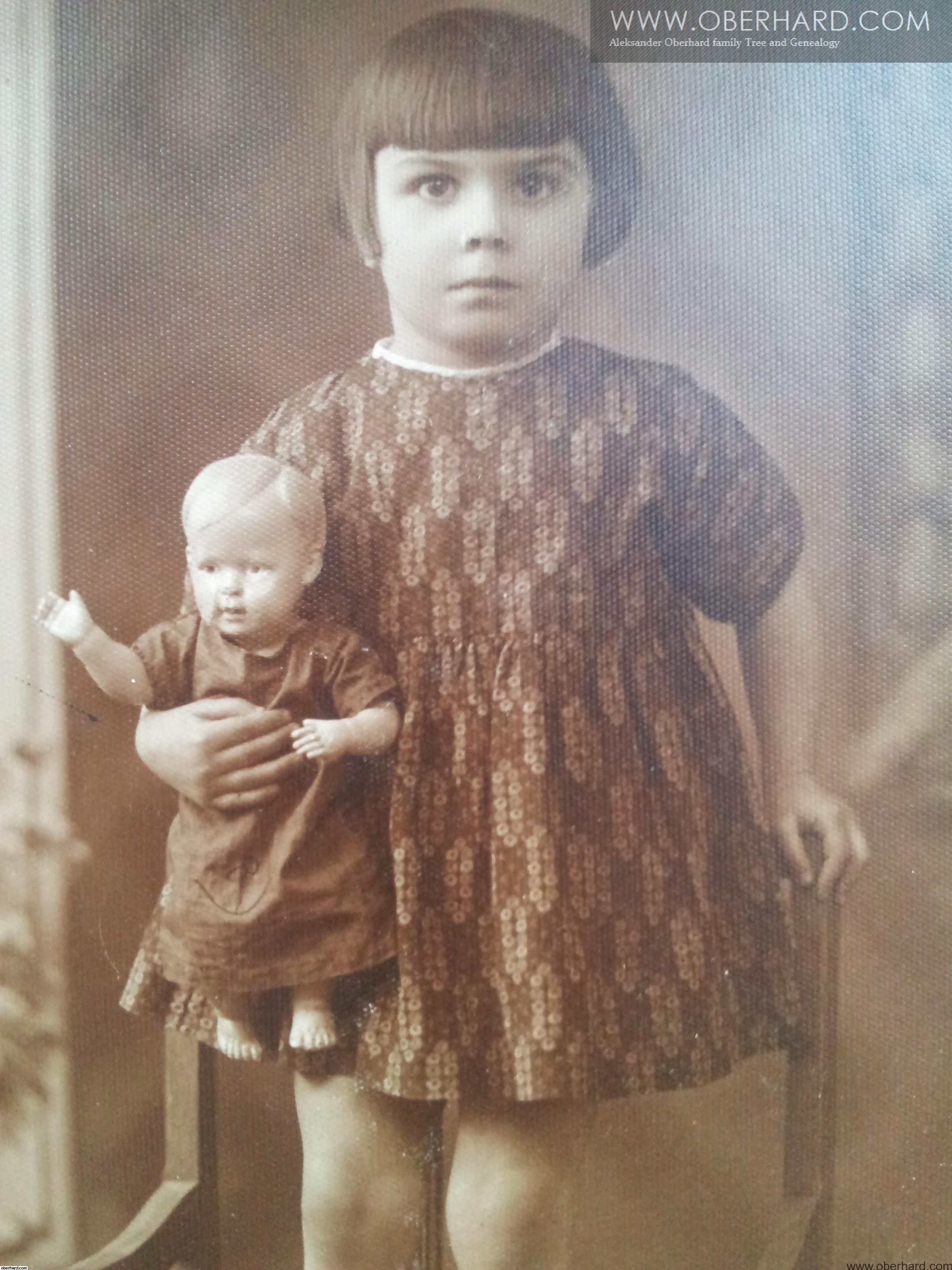 Franciszka Wołosowicz z lalką 1931r. Mieszkanie przy Rakowieckiej.